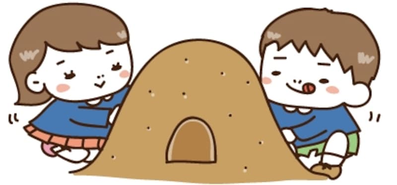 【カラー】仲良く砂遊びをする園児たちです。