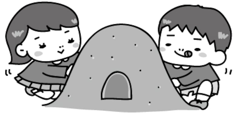 【モノクロ】仲良く砂遊びをする園児たちです。