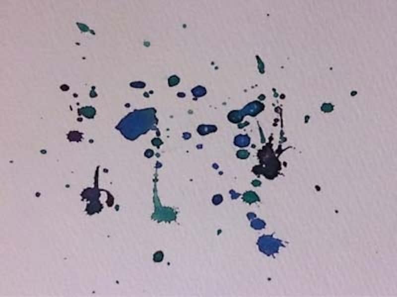 筆先についた絵の具を飛ばして