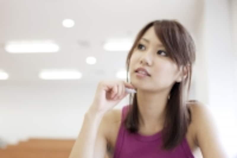考え事をする女性