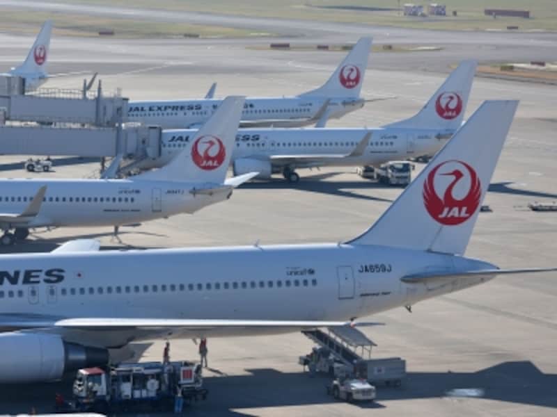 羽田空港の第1旅客ターミナル並ぶ、JAL（日本航空）グループの便
