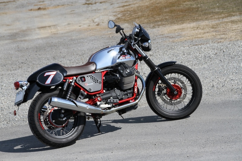 まるで空を飛んでいるかのような感覚を味わわせてくれるモトグッツィ V7レーサー