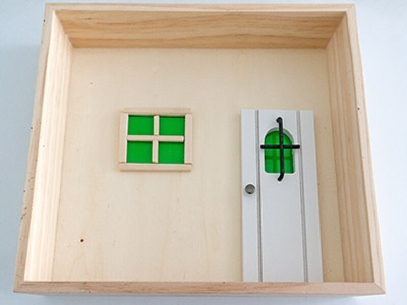 木箱に貼り付けて