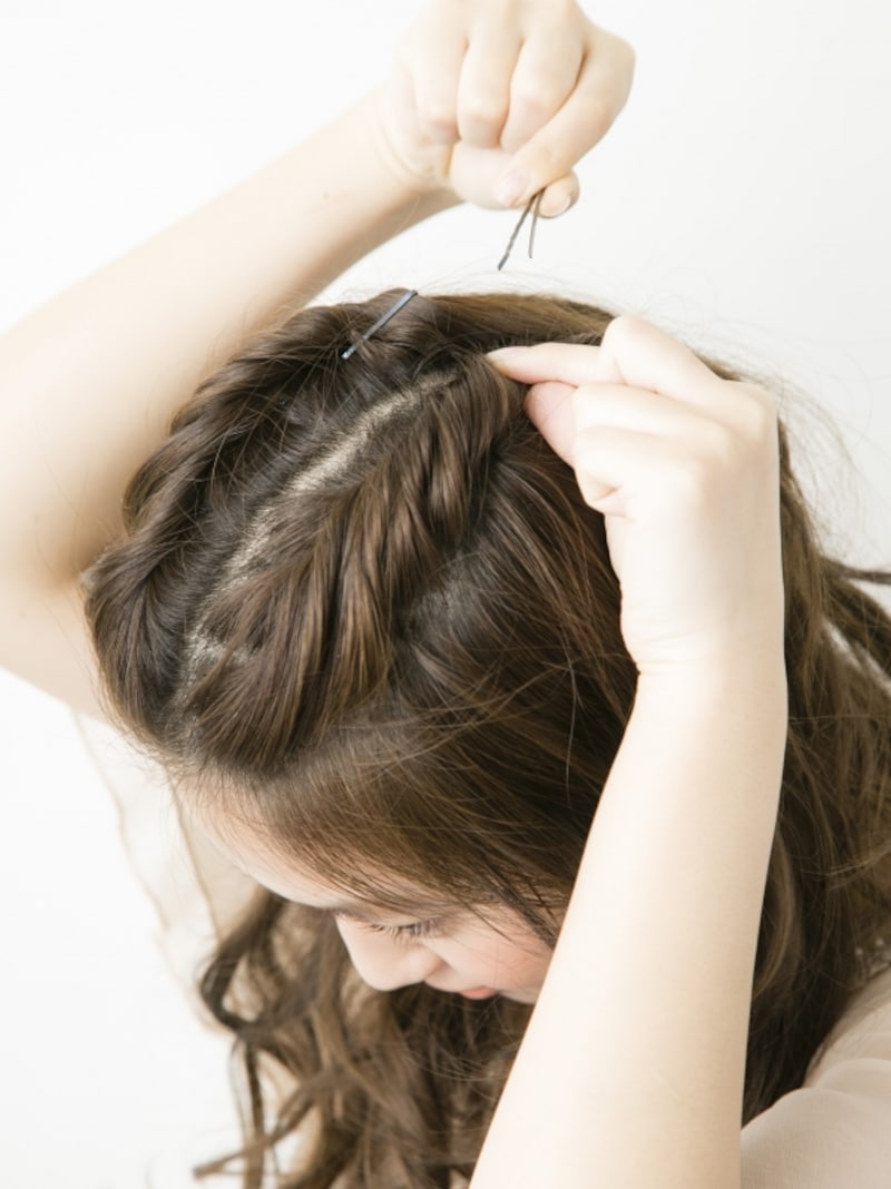毛束をピンで固定