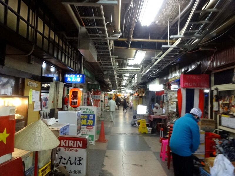 天井はパイプなどがむき出しだ