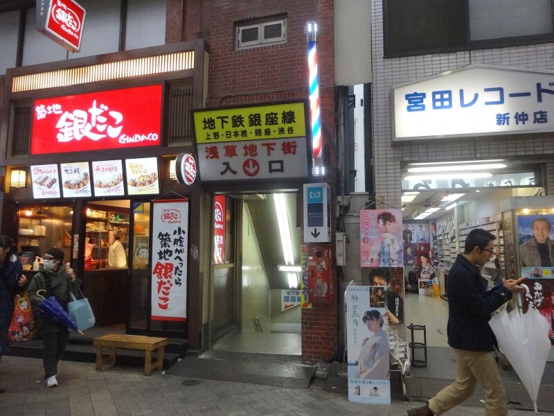 見逃してしまそうな狭い入り口