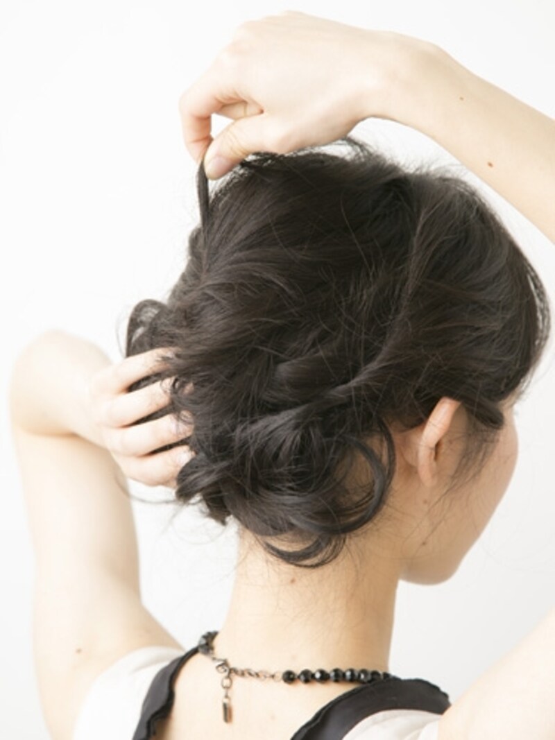 トップの髪をくずして整える