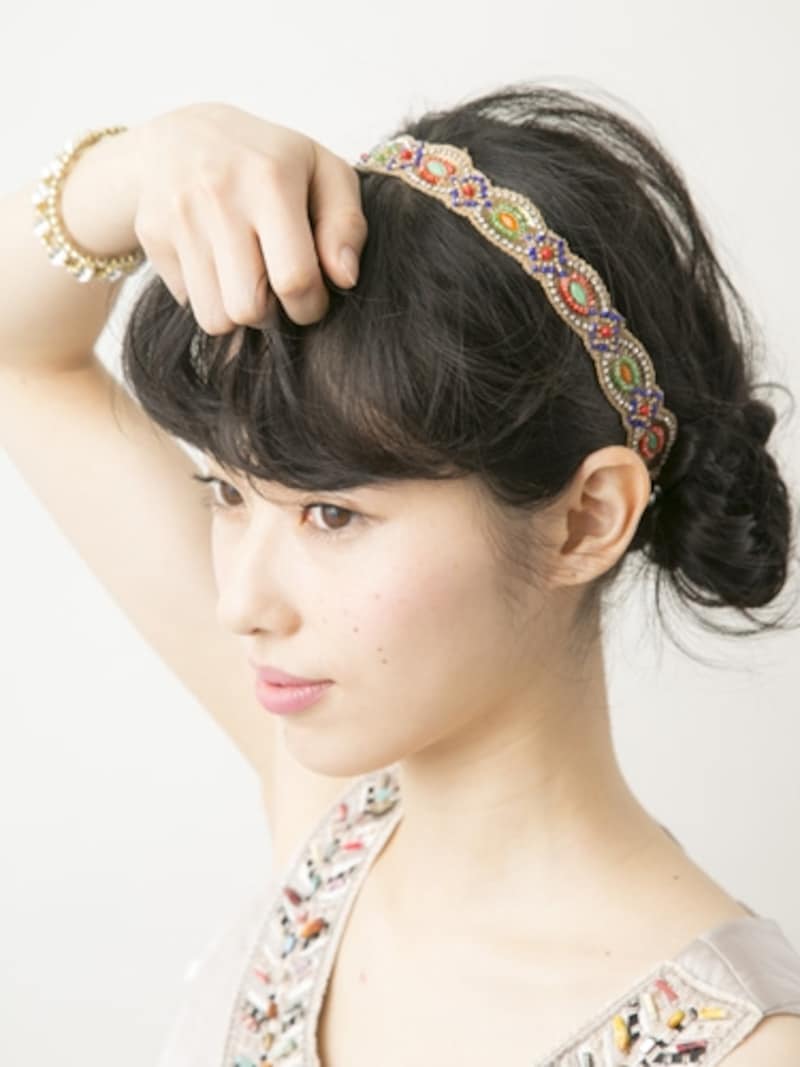 固めのワックスをなじませて