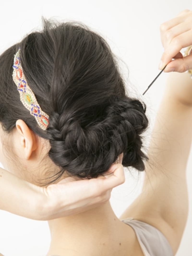 折りたたんで後ろで固定