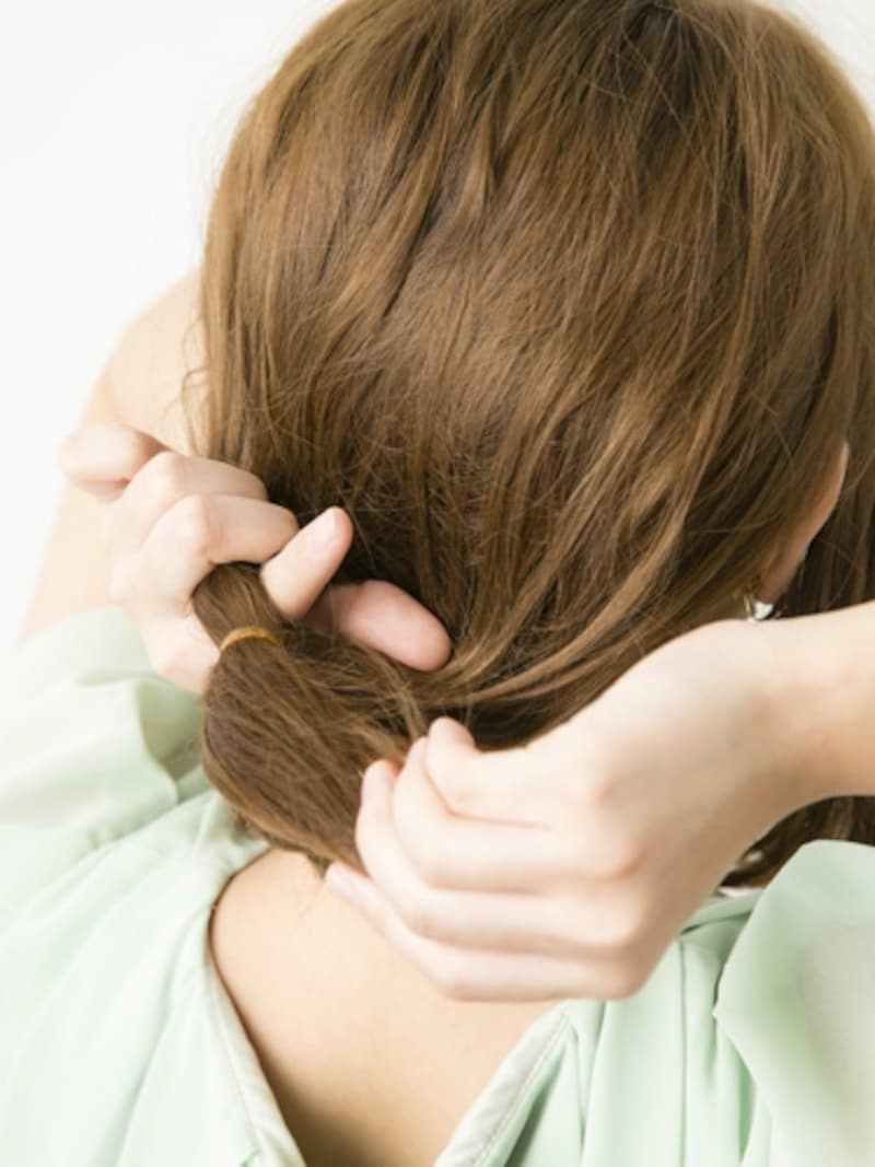 髪に穴をあけて毛束を通す【大人っぽいシニヨン風アップヘアスタイル】