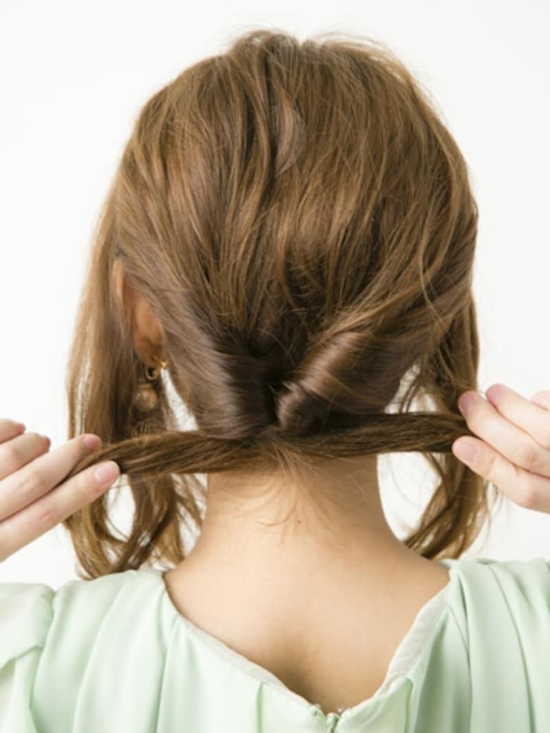 ぎゅっと引き上げる【大人っぽいシニヨン風アップヘアスタイル】