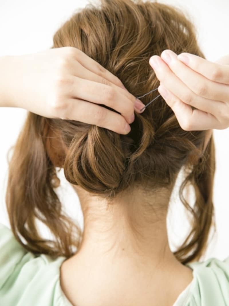 毛先を丸め上げてまとめ髪に【大人っぽいシニヨン風アップヘアスタイル】