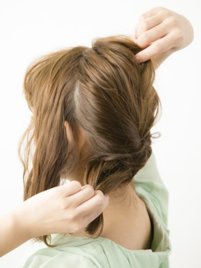 トップの髪を引き出す【大人っぽいシニヨン風アップヘアスタイル】