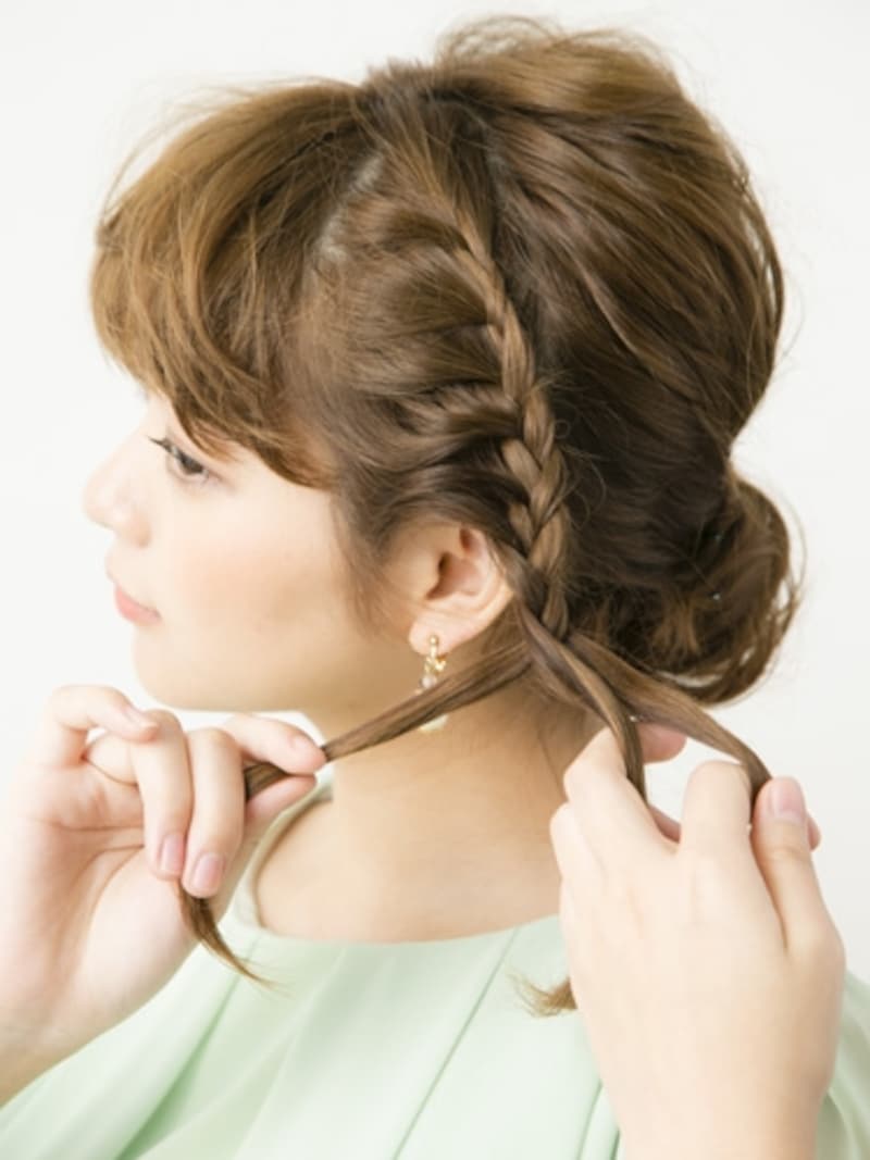 サイドの髪を編み込んでいく【大人っぽいシニヨン風アップヘアスタイル】