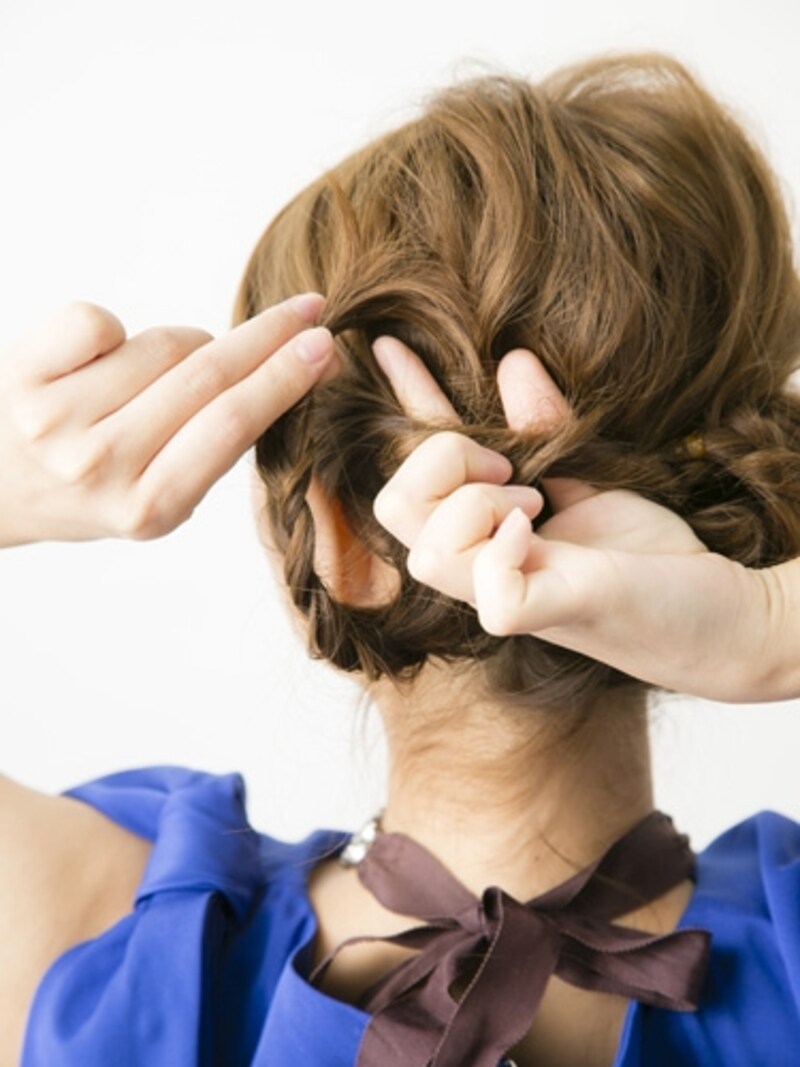 三つ編みを毛束にくぐらせる