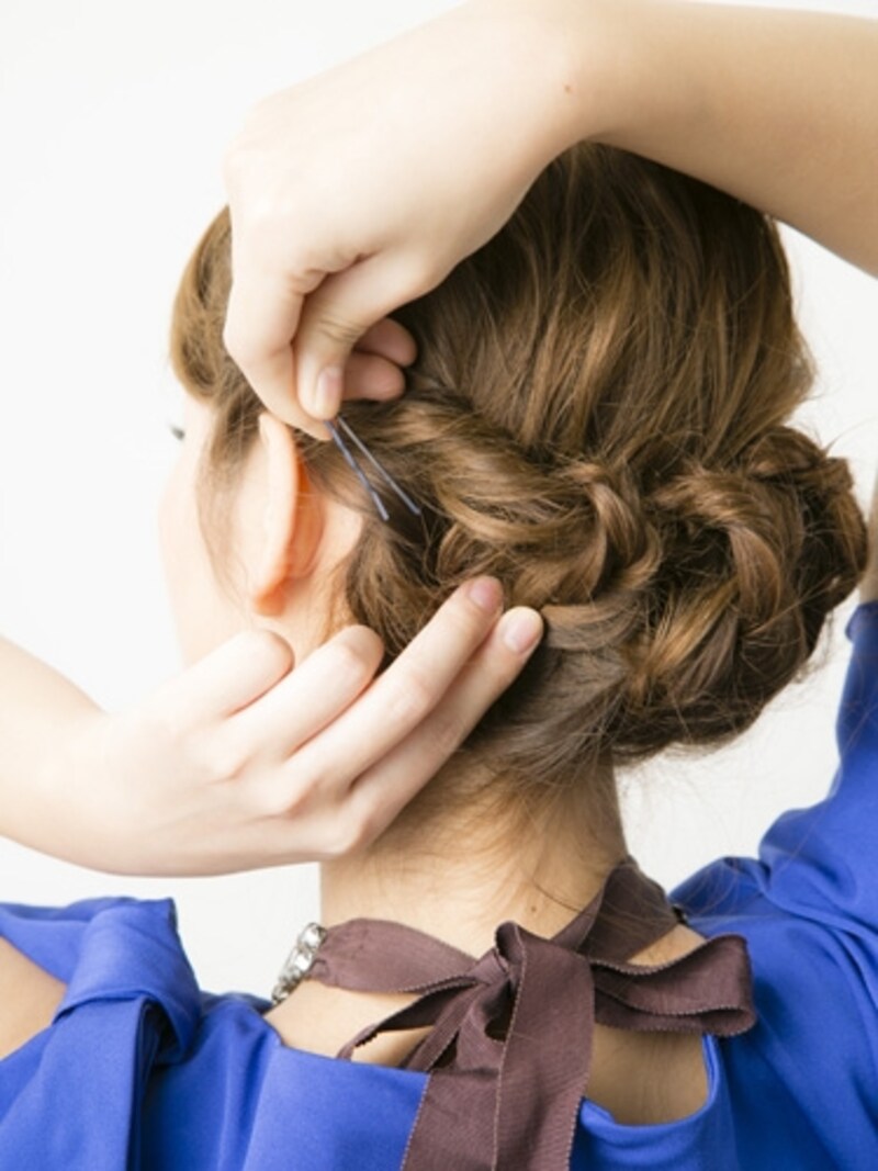 毛先を留め、三つ編みを広げてボリュームをだす