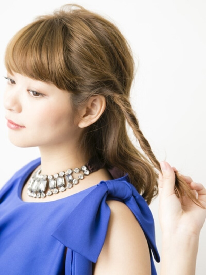 耳上の髪をねじりながら後ろへ