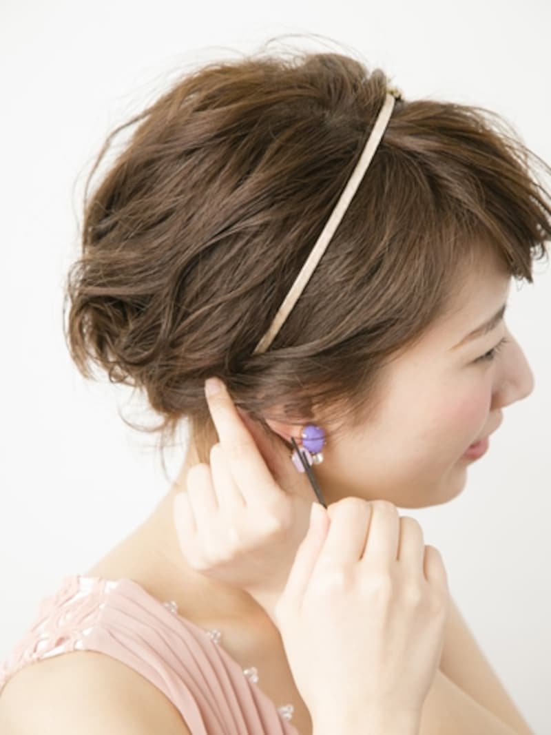 サイドの髪をカチューシャにかぶせる