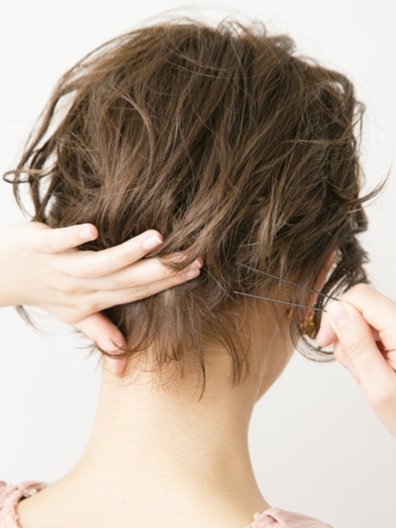 表面の髪をふんわりと留める
