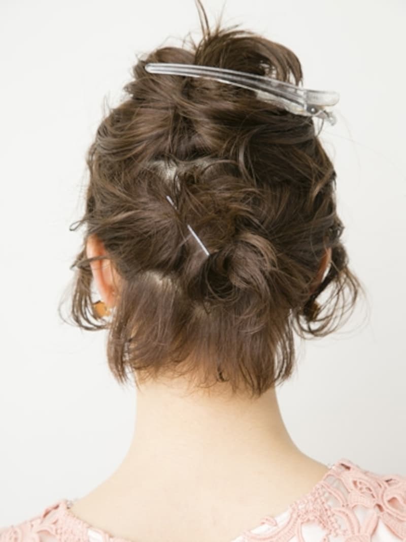 内側の髪を後ろに向かってねじる