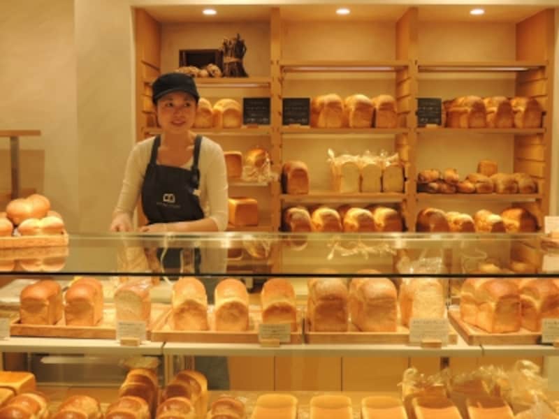 ブレッドカウンターにはシンプルなパンが並ぶ