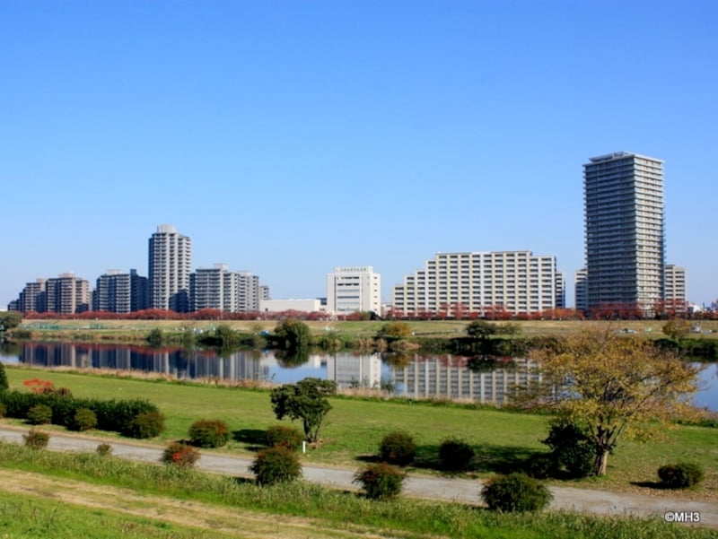 下丸子の工業地域に立つマンション群（右）