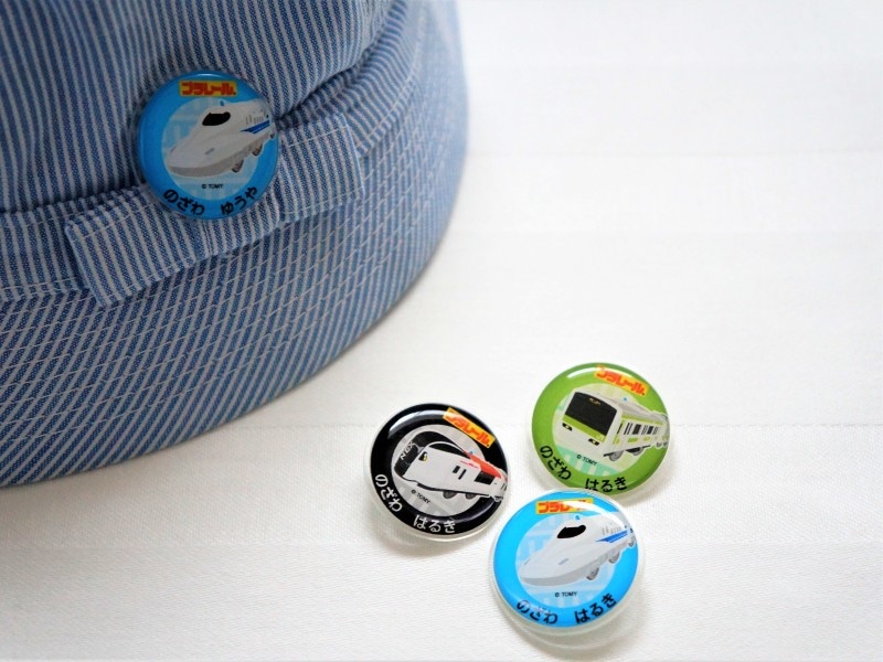 名前入りのボタンやバッジは布製品に