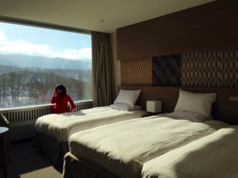 ホテルの目の前がゲレンデ。一番近くにキッズエリアがあるので移動もラクラク、安心して遊べます