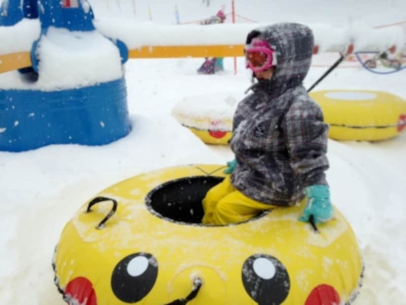 かわいいピカチュウのチューブに乗って楽しめる雪版メリーゴーランド「ボーラーカルーセル」