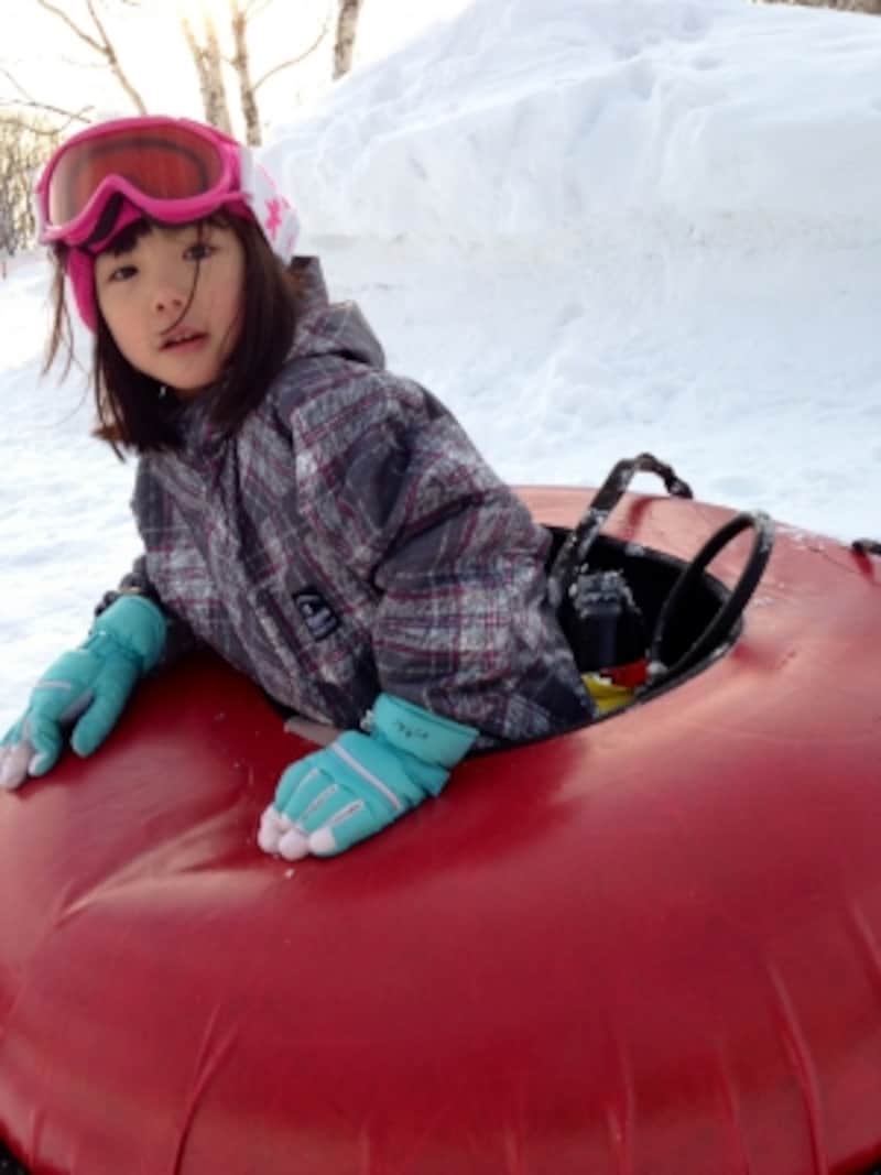 「スノーチュービング」や「そり」は、大人も一緒に楽しめます