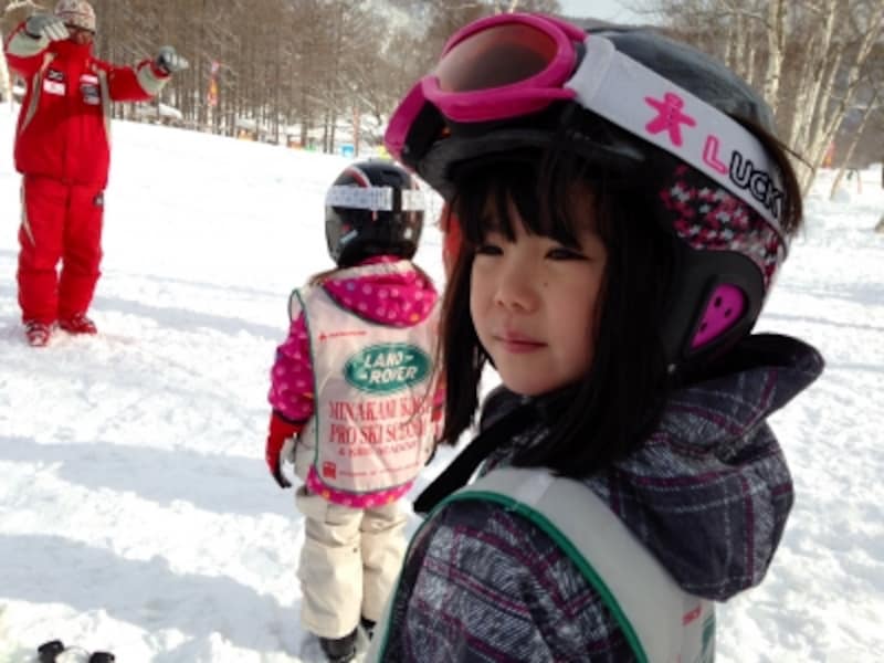 スクール（キンダーレッスン）を終えると、一緒にリフトに乗って初級コースを滑れるように