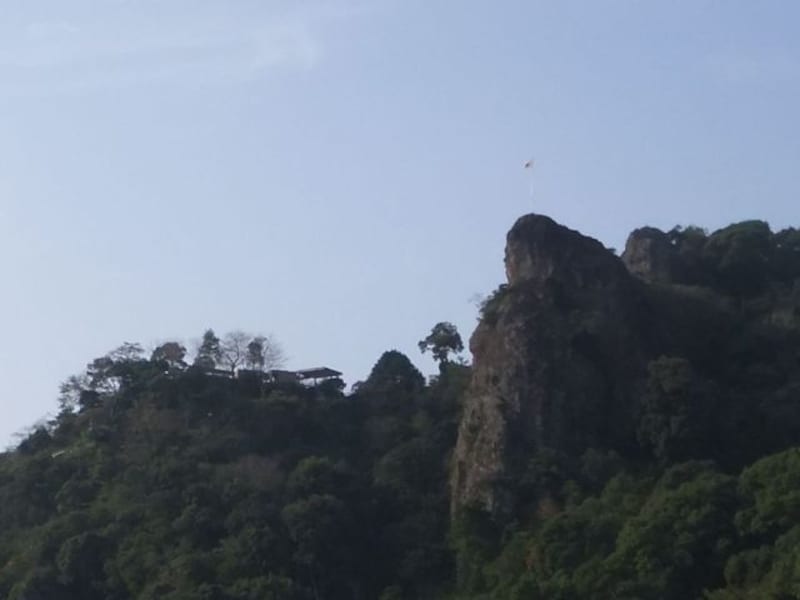 肥薩おれんじ鉄道の車窓（津奈木－湯浦間）／重盤岩