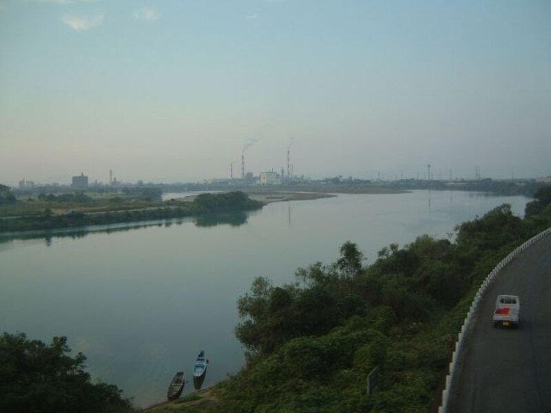 肥薩おれんじ鉄道の車窓（肥後高田－八代間）／球磨川を渡る