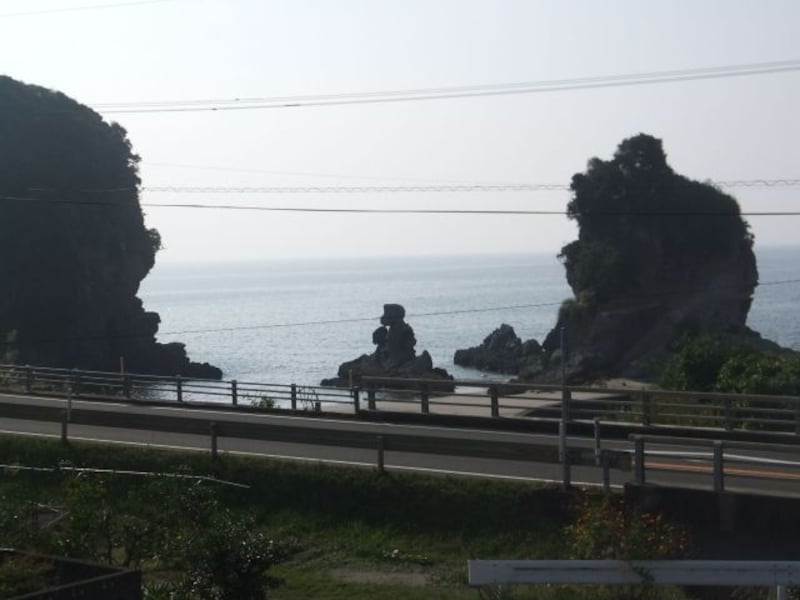 肥薩おれんじ鉄道の車窓（薩摩高城－西方間）／人形岩と天草灘
