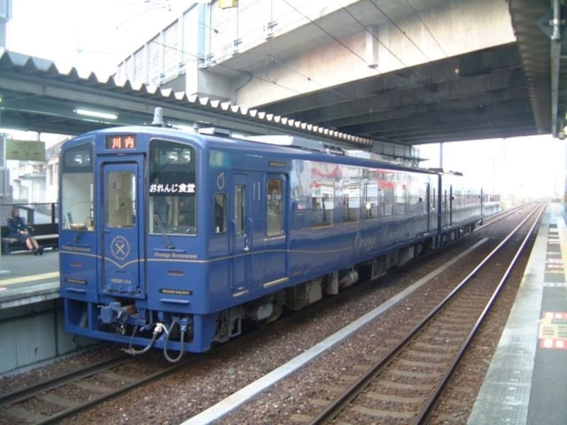 新八代駅にて出発を待つ観光列車「おれんじ食堂」