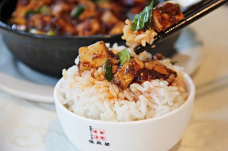 陳麻婆豆腐はご飯の上にのせる