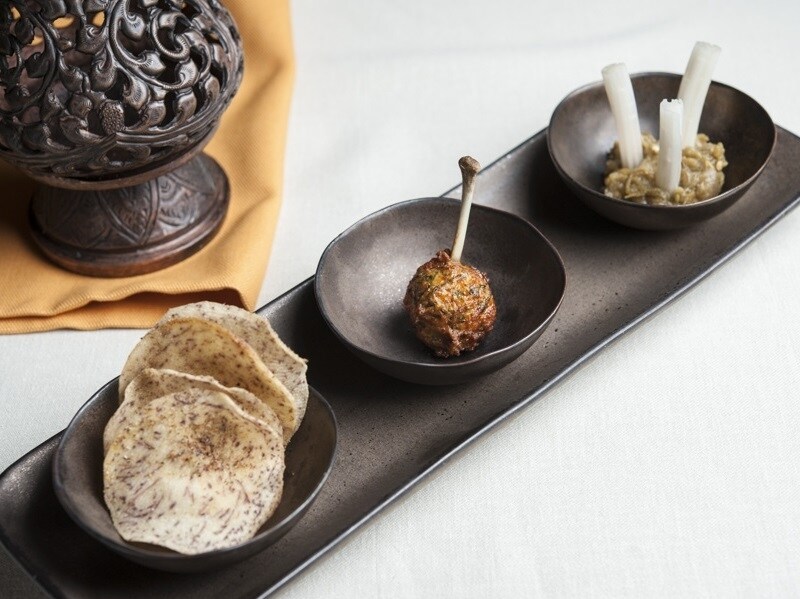 アペリティフの「Aromatic Trio」。サイウア（ソーセージ）や、ナムプリック・ヌム（ディップ）など、タイ北部の古都チェンマイをリスペクトした料理が並ぶ