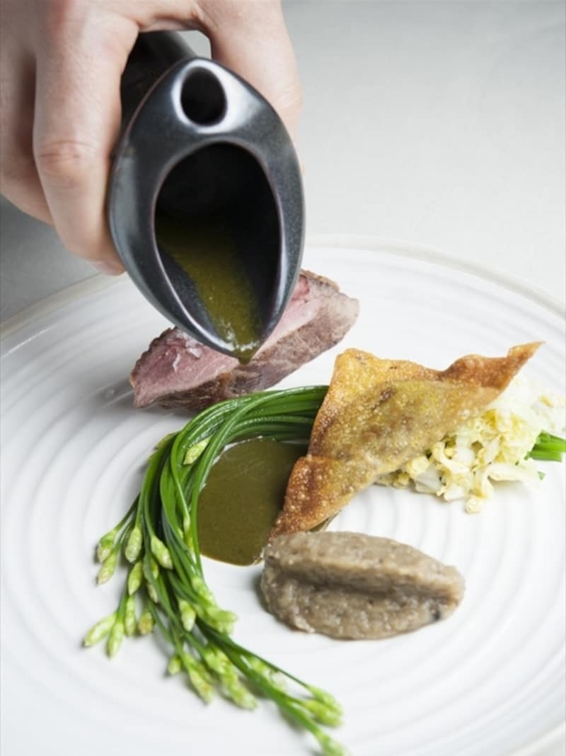 ソースやスープをテーブルサーブするのは 美味しさの秘訣でもある