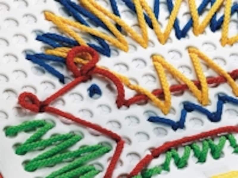 ペンを挿し込む感触と、ひもを引き抜く感触がとにかく楽しい！