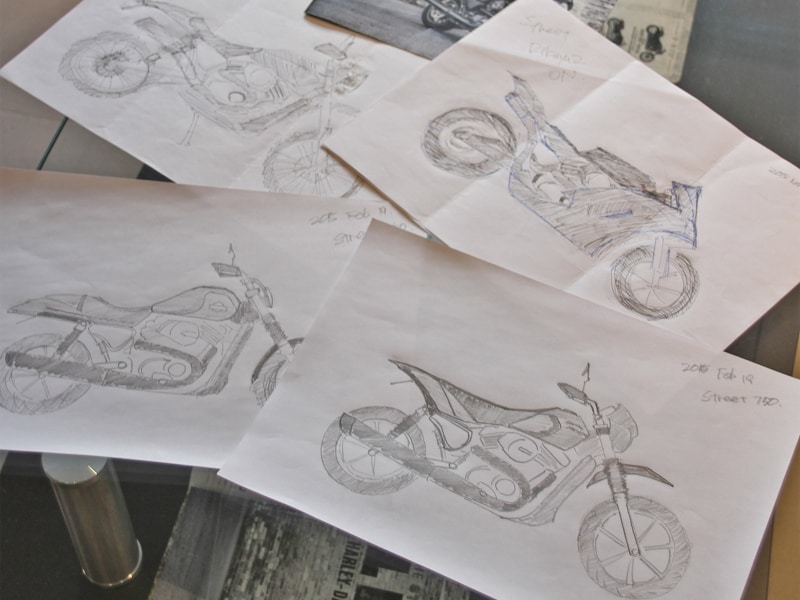 スケッチを描いてイメージを膨らませるなど、ディーラーでは、よりスタイリッシュなストリート750を生み出すべくさまざまなプランが練られています