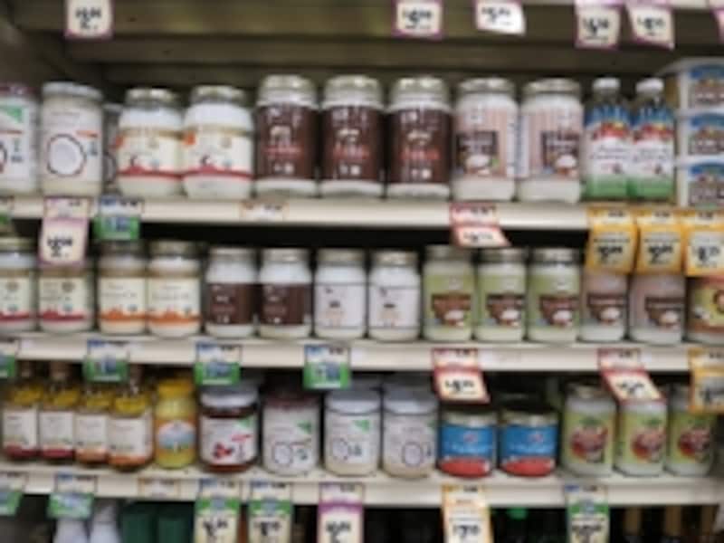 約20種類のココナッツオイルがずらりと並ぶ