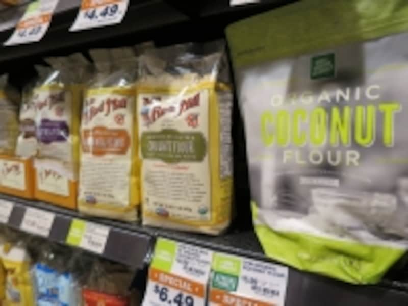 パレオダイエットのスイーツ作りには欠かせない、小麦不使用のフラワー(粉)の数々。