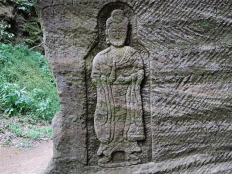 旅人を見守る磨崖仏