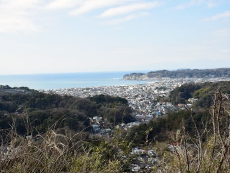 海と山に囲まれた鎌倉の街。衣張山(きぬばりやま)山頂より撮影