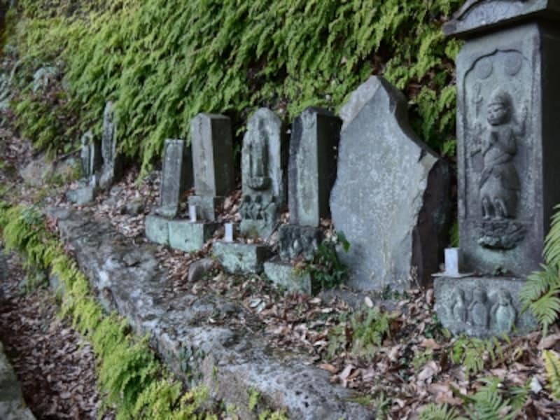「横浜横須賀道路」の高架下付近には道祖神がまつられ、道行く旅人たちを見守っている