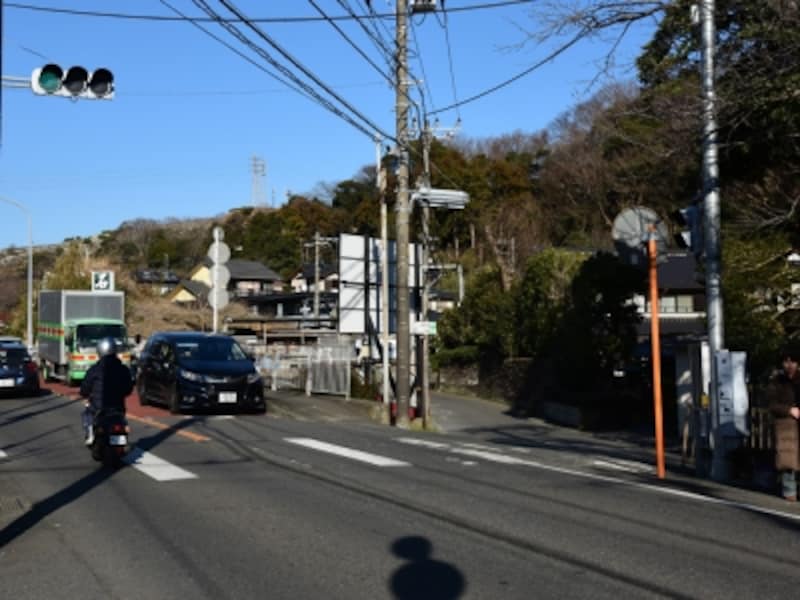 信号(横断歩道)を渡った先から続く脇道が、朝比奈ハイキングコース(金沢街道旧道)の入口