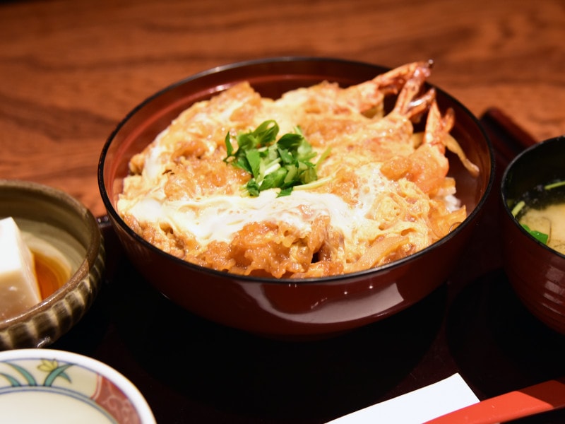 「鎌倉丼」は、昔、鎌倉の海の名産だったエビを使った丼