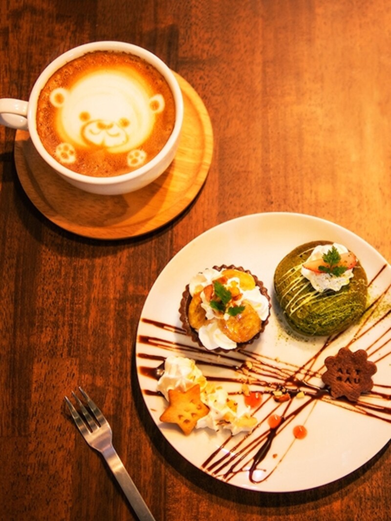 手作りのケーキとラテ