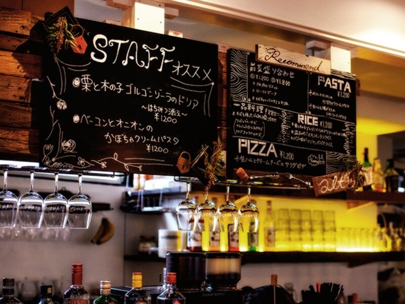 背もたれ付きの低い椅子が並んでいる