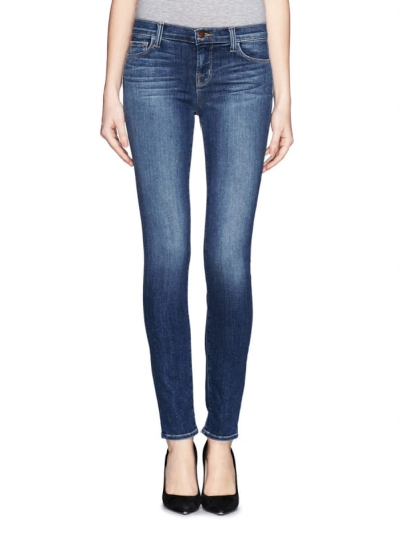 J BRAND/MID-RISE SKINNY JEANSundefined女性らしさをアピールするスキニーは、ブラックよりブルーがベター。